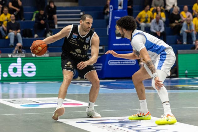 GER, ENBL VIMODROM Final 4, Halbfinale 2, SYNTAINICS MBC - Manchester Basketball. 22.04.2026, Stadthalle, Weißenfels, GER, ENBL VIMODROM Final 4, Halbfinale 2, SYNTAINICS MBC - Manchester Basketball. Nemanja Djurisic (Syntainics MBC, 42), DJ Mitchell (Manchester Basketball, 8) Â Foto Alexander Trienitz Weißenfels Stadthalle Sachsen-Anhalt Deutschland