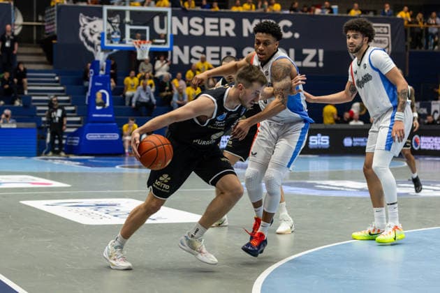GER, ENBL VIMODROM Final 4, Halbfinale 2, SYNTAINICS MBC - Manchester Basketball. 22.04.2026, Stadthalle, Weißenfels, GER, ENBL VIMODROM Final 4, Halbfinale 2, SYNTAINICS MBC - Manchester Basketball. Spencer Reaves (Syntainics MBC, 31), Pjay Smith Jr. (Manchester Basketball, 0) Â Foto Alexander Trienitz Weißenfels Stadthalle Sachsen-Anhalt Deutschland