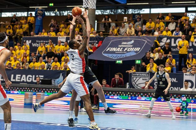 GER, ENBL VIMODROM Final 4, Halbfinale 2, SYNTAINICS MBC - Manchester Basketball. 22.04.2026, Stadthalle, Weißenfels, GER, ENBL VIMODROM Final 4, Halbfinale 2, SYNTAINICS MBC - Manchester Basketball. Kresimir Nikic (Syntainics MBC, 9), Gabe Osabuohien (Manchester Basketball, 3) Â Foto Alexander Trienitz Weißenfels Stadthalle Sachsen-Anhalt Deutschland