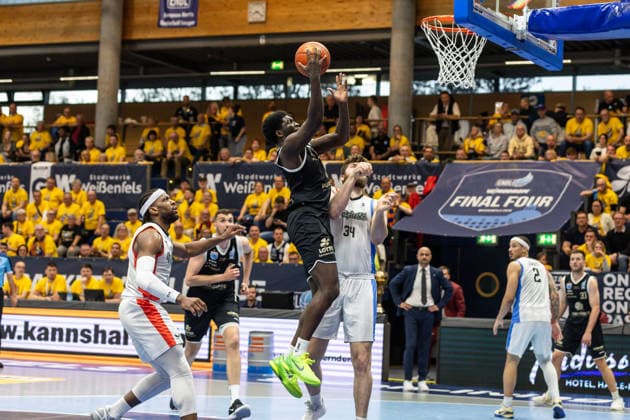 GER, ENBL VIMODROM Final 4, Halbfinale 2, SYNTAINICS MBC - Manchester Basketball. 22.04.2026, Stadthalle, Weißenfels, GER, ENBL VIMODROM Final 4, Halbfinale 2, SYNTAINICS MBC - Manchester Basketball. Khyri Thomas (Syntainics MBC, 0), Matthew Nicholson (Manchester Basketball, 34) Â Foto Alexander Trienitz Weißenfels Stadthalle Sachsen-Anhalt Deutschland