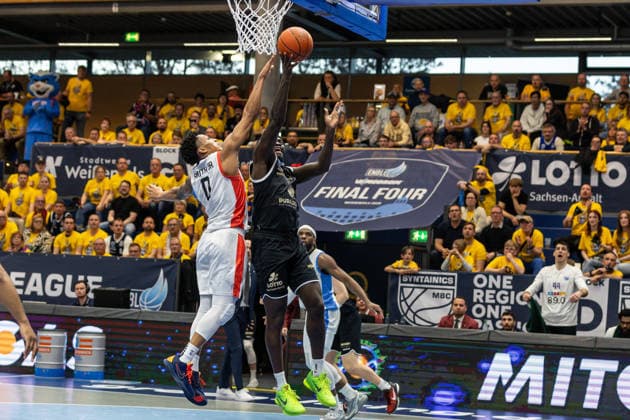 GER, ENBL VIMODROM Final 4, Halbfinale 2, SYNTAINICS MBC - Manchester Basketball. 22.04.2026, Stadthalle, Weißenfels, GER, ENBL VIMODROM Final 4, Halbfinale 2, SYNTAINICS MBC - Manchester Basketball. Khyri Thomas (Syntainics MBC, 0), Pjay Smith Jr. (Manchester Basketball, 0) Â Foto Alexander Trienitz Weißenfels Stadthalle Sachsen-Anhalt Deutschland