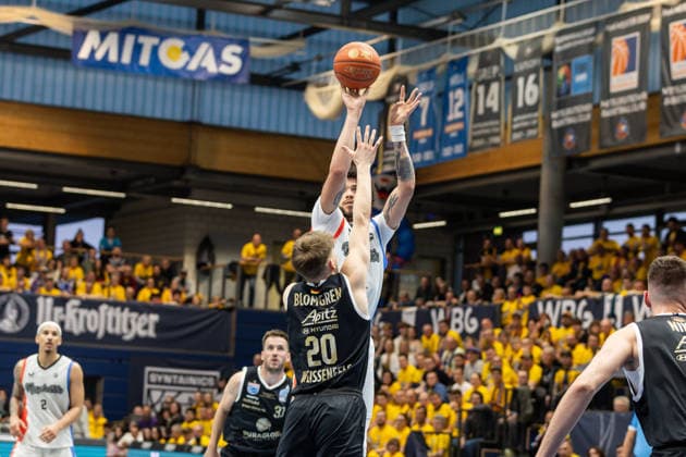 GER, ENBL VIMODROM Final 4, Halbfinale 2, SYNTAINICS MBC - Manchester Basketball. 22.04.2026, Stadthalle, Weißenfels, GER, ENBL VIMODROM Final 4, Halbfinale 2, SYNTAINICS MBC - Manchester Basketball. DJ Mitchell (Manchester Basketball, 8), Perttu Blomgren (Syntainics MBC, 20) Â Foto Alexander Trienitz Weißenfels Stadthalle Sachsen-Anhalt Deutschland