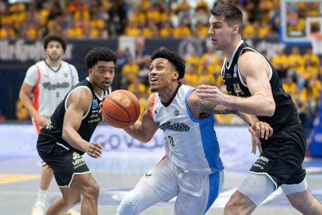 Marcus Foster (MBC, 5), Pjay Smith JR (MCR, 0), Jure Planinic (MBC, 44), Syntainics MBC vs. Manchester Basketball, European North Basketball League, Final Four, Halbfinale 2025 26, Deutschland England, 22.04.2026. Weissenfels Stadthalle Sachsen-Anhalt Deutschland