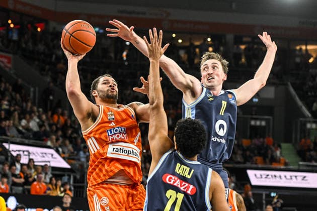 GER, BBL, ratiopharm Ulm vs Alba Berlin 22.04.2026, ratiopharm arena, Neu-Ulm, GER, BBL, ratiopharm Ulm vs Alba Berlin, im Bild Christopher Ledlum (Ulm, 4), Moses Wood (Berlin, 11), verbissener Einsatz