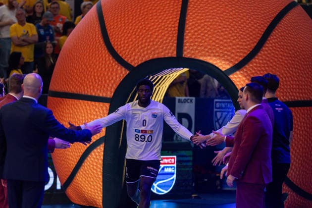 GER, ENBL VIMODROM Final 4, Halbfinale 2, SYNTAINICS MBC - Manchester Basketball. 22.04.2026, Stadthalle, Weißenfels, GER, ENBL VIMODROM Final 4, Halbfinale 2, SYNTAINICS MBC - Manchester Basketball. Khyri Thomas (Syntainics MBC, 0) bei der Teamvorstellung  Foto Alexander Trienitz Weißenfels Stadthalle Sachsen-Anhalt Deutschland