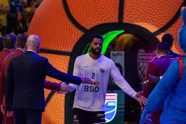 GER, ENBL VIMODROM Final 4, Halbfinale 2, SYNTAINICS MBC - Manchester Basketball. 22.04.2026, Stadthalle, Weißenfels, GER, ENBL VIMODROM Final 4, Halbfinale 2, SYNTAINICS MBC - Manchester Basketball. Andrew Harrison (Syntainics MBC, 2) bei der Teamvorstellung  Foto Alexander Trienitz Weißenfels Stadthalle Sachsen-Anhalt Deutschland