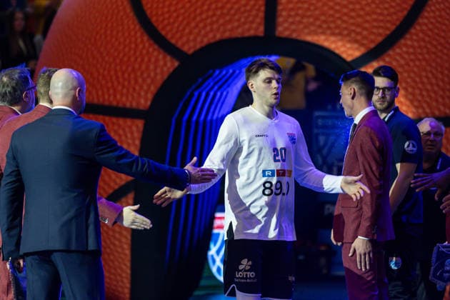 GER, ENBL VIMODROM Final 4, Halbfinale 2, SYNTAINICS MBC - Manchester Basketball. 22.04.2026, Stadthalle, Weißenfels, GER, ENBL VIMODROM Final 4, Halbfinale 2, SYNTAINICS MBC - Manchester Basketball. Perttu Blomgren (Syntainics MBC, 20) bei der Teamvorstellung  Foto Alexander Trienitz Weißenfels Stadthalle Sachsen-Anhalt Deutschland