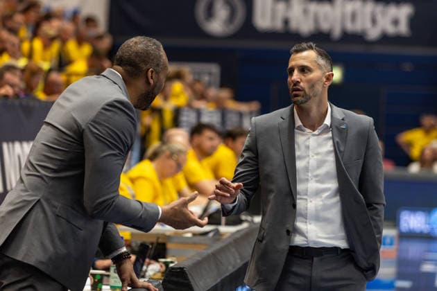 GER, ENBL VIMODROM Final 4, Halbfinale 2, SYNTAINICS MBC - Manchester Basketball. 22.04.2026, Stadthalle, Weißenfels, GER, ENBL VIMODROM Final 4, Halbfinale 2, SYNTAINICS MBC - Manchester Basketball. Matthew Otten (Head Coach), Manchester Basketball spricht mit Matthew Pitkin (Assistant Coach), Manchester Basketball  Foto Alexander Trienitz Weißenfels Stadthalle Sachsen-Anhalt Deutschland