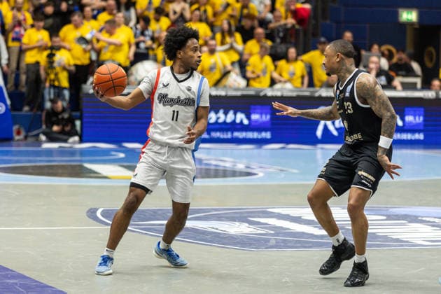 GER, ENBL VIMODROM Final 4, Halbfinale 2, SYNTAINICS MBC - Manchester Basketball. 22.04.2026, Stadthalle, Weißenfels, GER, ENBL VIMODROM Final 4, Halbfinale 2, SYNTAINICS MBC - Manchester Basketball. Jordon Johnson (Manchester Basketball, 11), Charles Callison (Syntainics MBC, 23) Â Foto Alexander Trienitz Weißenfels Stadthalle Sachsen-Anhalt Deutschland