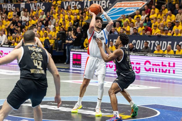 GER, ENBL VIMODROM Final 4, Halbfinale 2, SYNTAINICS MBC - Manchester Basketball. 22.04.2026, Stadthalle, Weißenfels, GER, ENBL VIMODROM Final 4, Halbfinale 2, SYNTAINICS MBC - Manchester Basketball. DJ Mitchell (Manchester Basketball, 8), Marcus Foster (Syntainics MBC, 5) Â Foto Alexander Trienitz Weißenfels Stadthalle Sachsen-Anhalt Deutschland