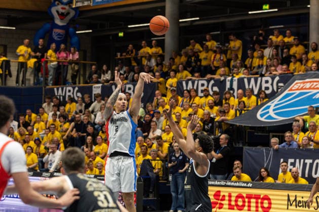 GER, ENBL VIMODROM Final 4, Halbfinale 2, SYNTAINICS MBC - Manchester Basketball. 22.04.2026, Stadthalle, Weißenfels, GER, ENBL VIMODROM Final 4, Halbfinale 2, SYNTAINICS MBC - Manchester Basketball. Andrew Harrison (Syntainics MBC, 2) Â Foto Alexander Trienitz Weißenfels Stadthalle Sachsen-Anhalt Deutschland