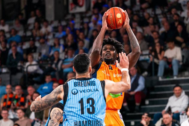 Kassim Nicholson (Rostock Seawolves, 8) im Zweikampf mit Martin Breunig (Veolia Towers Hamburg, 13), GER, Veolia Towers Hamburg vs Rostock Seawolves, Basketball, Bundesliga, Spieltag 13, Saison 2025 2026, 22.04.2026 GER, Veolia Towers Hamburg vs Rostock Seawolves, Basketball, Bundesliga, Spieltag 13, Saison 2025 2026, 22.04.2026 Hamburg Copyright: xEibner-Pressefoto MaxxVincenx EP_MVN