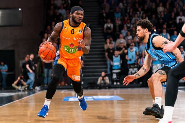 TJ Crockett Jr (Rostock Seawolves, 0) im Dribbling gegen Devon Daniels (Veolia Towers Hamburg, 21), GER, Veolia Towers Hamburg vs Rostock Seawolves, Basketball, Bundesliga, Spieltag 13, Saison 2025 2026, 22.04.2026 GER, Veolia Towers Hamburg vs Rostock Seawolves, Basketball, Bundesliga, Spieltag 13, Saison 2025 2026, 22.04.2026 Hamburg Copyright: xEibner-Pressefoto MaxxVincenx EP_MVN