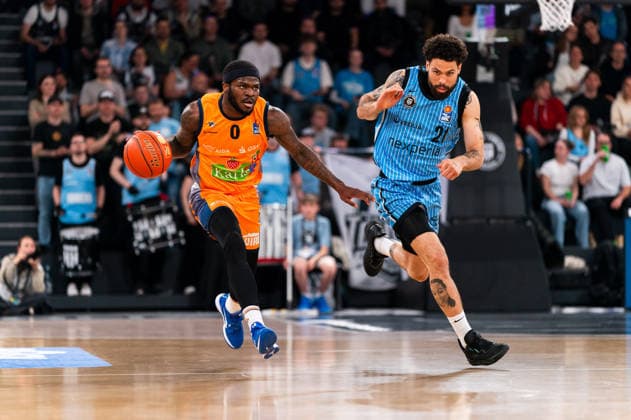 TJ Crockett Jr (Rostock Seawolves, 0) im Dribbling gegen Devon Daniels (Veolia Towers Hamburg, 21), GER, Veolia Towers Hamburg vs Rostock Seawolves, Basketball, Bundesliga, Spieltag 13, Saison 2025 2026, 22.04.2026 GER, Veolia Towers Hamburg vs Rostock Seawolves, Basketball, Bundesliga, Spieltag 13, Saison 2025 2026, 22.04.2026 Hamburg Copyright: xEibner-Pressefoto MaxxVincenx EP_MVN