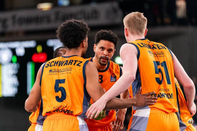 Rostocker Mannschaft beim Huddle, D Shawn Schwartz (Rostock Seawolves, 5), Dominic Lockhart (Rostock Seawolves, 3), Bent Leuchten (Rostock Seawolves, 51), GER, Veolia Towers Hamburg vs Rostock Seawolves, Basketball, Bundesliga, Spieltag 13, Saison 2025 2026, 22.04.2026 GER, Veolia Towers Hamburg vs Rostock Seawolves, Basketball, Bundesliga, Spieltag 13, Saison 2025 2026, 22.04.2026 Hamburg Copyright: xEibner-Pressefoto MaxxVincenx EP_MVN