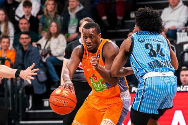 Phillip Greene IV (Rostock Seawolves, 16) im Zweikampf mit Ross Williams (Veolia Towers Hamburg, 34), GER, Veolia Towers Hamburg vs Rostock Seawolves, Basketball, Bundesliga, Spieltag 13, Saison 2025 2026, 22.04.2026 GER, Veolia Towers Hamburg vs Rostock Seawolves, Basketball, Bundesliga, Spieltag 13, Saison 2025 2026, 22.04.2026 Hamburg Copyright: xEibner-Pressefoto MaxxVincenx EP_MVN