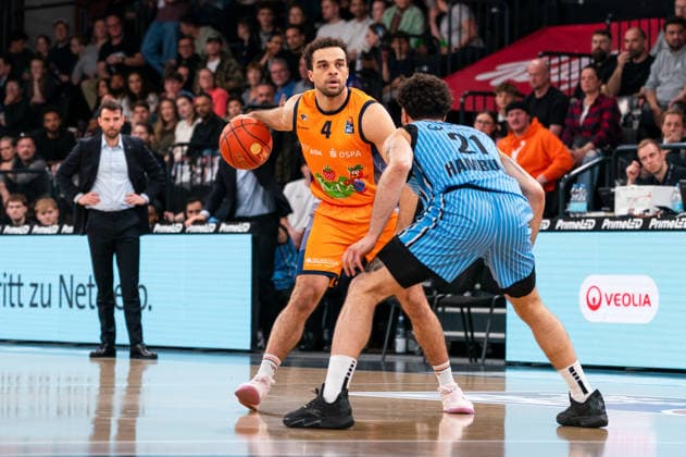 Elias Baggette (Rostock Seawolves, 4), Devon Daniels (Veolia Towers Hamburg, 21), GER, Veolia Towers Hamburg vs Rostock Seawolves, Basketball, Bundesliga, Spieltag 13, Saison 2025 2026, 22.04.2026 GER, Veolia Towers Hamburg vs Rostock Seawolves, Basketball, Bundesliga, Spieltag 13, Saison 2025 2026, 22.04.2026 Hamburg Copyright: xEibner-Pressefoto MaxxVincenx EP_MVN