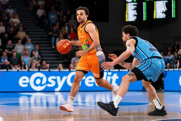 Elias Baggette (Rostock Seawolves, 4) im Dribbling, Devon Daniels (Veolia Towers Hamburg, 21), GER, Veolia Towers Hamburg vs Rostock Seawolves, Basketball, Bundesliga, Spieltag 13, Saison 2025 2026, 22.04.2026 GER, Veolia Towers Hamburg vs Rostock Seawolves, Basketball, Bundesliga, Spieltag 13, Saison 2025 2026, 22.04.2026 Hamburg Copyright: xEibner-Pressefoto MaxxVincenx EP_MVN