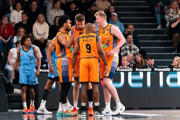 Rostocker Mannschaft beim Huddle, D Shawn Schwartz (Rostock Seawolves, 5), Andy van Vliet (Rostock Seawolves, 81), Bent Leuchten (Rostock Seawolves, 51), DeAndre Lansdowne (Rostock Seawolves, 9)Bent Leuchten (Rostock Seawolves, 51), GER, Veolia Towers Hamburg vs Rostock Seawolves, Basketball, Bundesliga, Spieltag 13, Saison 2025 2026, 22.04.2026 GER, Veolia Towers Hamburg vs Rostock Seawolves, Basketball, Bundesliga, Spieltag 13, Saison 2025 2026, 22.04.2026 Hamburg Copyright: xEibner-Pressefoto MaxxVincenx EP_MVN