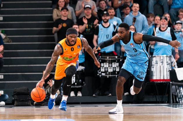 TJ Crockett Jr (Rostock Seawolves, 0) im Dribbling gegen Osaro Rich (Veolia Towers Hamburg, 03), GER, Veolia Towers Hamburg vs Rostock Seawolves, Basketball, Bundesliga, Spieltag 13, Saison 2025 2026, 22.04.2026 GER, Veolia Towers Hamburg vs Rostock Seawolves, Basketball, Bundesliga, Spieltag 13, Saison 2025 2026, 22.04.2026 Hamburg Copyright: xEibner-Pressefoto MaxxVincenx EP_MVN