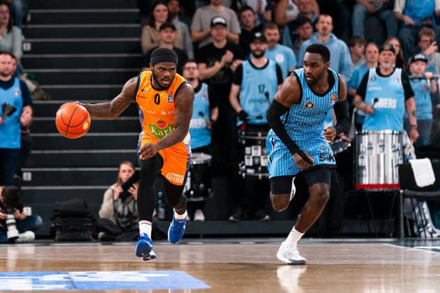 TJ Crockett Jr (Rostock Seawolves, 0) im Dribbling gegen Osaro Rich (Veolia Towers Hamburg, 03), GER, Veolia Towers Hamburg vs Rostock Seawolves, Basketball, Bundesliga, Spieltag 13, Saison 2025 2026, 22.04.2026 GER, Veolia Towers Hamburg vs Rostock Seawolves, Basketball, Bundesliga, Spieltag 13, Saison 2025 2026, 22.04.2026 Hamburg Copyright: xEibner-Pressefoto MaxxVincenx EP_MVN