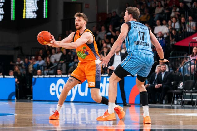 Andy van Vliet (Rostock Seawolves, 81) Pass, Niklas Wimberg (Veolia Towers Hamburg, 17), GER, Veolia Towers Hamburg vs Rostock Seawolves, Basketball, Bundesliga, Spieltag 13, Saison 2025 2026, 22.04.2026 GER, Veolia Towers Hamburg vs Rostock Seawolves, Basketball, Bundesliga, Spieltag 13, Saison 2025 2026, 22.04.2026 Hamburg Copyright: xEibner-Pressefoto MaxxVincenx EP_MVN