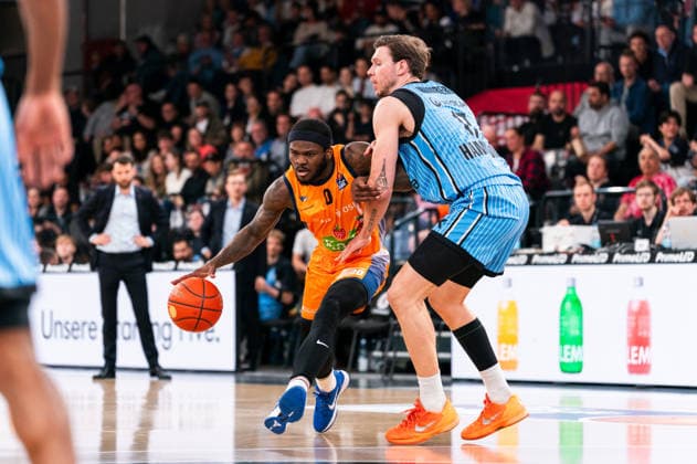 TJ Crockett Jr (Rostock Seawolves, 0) im Dribbling gegen Niklas Wimberg (Veolia Towers Hamburg, 17), GER, Veolia Towers Hamburg vs Rostock Seawolves, Basketball, Bundesliga, Spieltag 13, Saison 2025 2026, 22.04.2026 GER, Veolia Towers Hamburg vs Rostock Seawolves, Basketball, Bundesliga, Spieltag 13, Saison 2025 2026, 22.04.2026 Hamburg Copyright: xEibner-Pressefoto MaxxVincenx EP_MVN