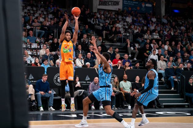 D Shawn Schwartz (Rostock Seawolves, 5) beim Wurf, Kenneth Ogbe (Veolia Towers Hamburg, 25), Osaro Rich (Veolia Towers Hamburg, 03), GER, Veolia Towers Hamburg vs Rostock Seawolves, Basketball, Bundesliga, Spieltag 13, Saison 2025 2026, 22.04.2026 GER, Veolia Towers Hamburg vs Rostock Seawolves, Basketball, Bundesliga, Spieltag 13, Saison 2025 2026, 22.04.2026 Hamburg Copyright: xEibner-Pressefoto MaxxVincenx EP_MVN
