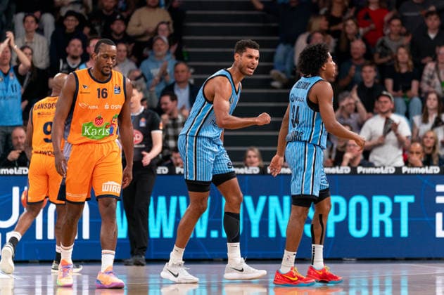 Kenneth Ogbe (Veolia Towers Hamburg, 25) jubelt Jubel mit Ross Williams (Veolia Towers Hamburg, 34), Phillip Greene IV (Rostock Seawolves, 16) enttaeuscht Enttaeuschung, GER, Veolia Towers Hamburg vs Rostock Seawolves, Basketball, Bundesliga, Spieltag 13, Saison 2025 2026, 22.04.2026 GER, Veolia Towers Hamburg vs Rostock Seawolves, Basketball, Bundesliga, Spieltag 13, Saison 2025 2026, 22.04.2026 Hamburg Copyright: xEibner-Pressefoto MaxxVincenx EP_MVN