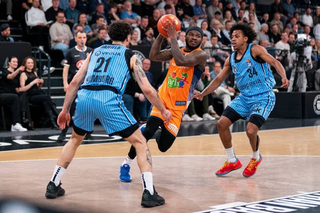 TJ Crockett Jr (Rostock Seawolves, 0) im Dribbling gegen Devon Daniels (Veolia Towers Hamburg, 21) und Ross Williams (Veolia Towers Hamburg, 34), GER, Veolia Towers Hamburg vs Rostock Seawolves, Basketball, Bundesliga, Spieltag 13, Saison 2025 2026, 22.04.2026 GER, Veolia Towers Hamburg vs Rostock Seawolves, Basketball, Bundesliga, Spieltag 13, Saison 2025 2026, 22.04.2026 Hamburg Copyright: xEibner-Pressefoto MaxxVincenx EP_MVN