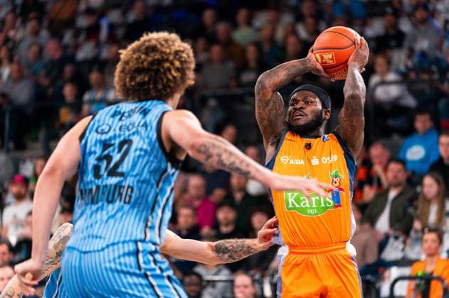 TJ Crockett Jr (Rostock Seawolves, 0) am Ball, Zacharie Perrin (Veolia Towers Hamburg, 52), GER, Veolia Towers Hamburg vs Rostock Seawolves, Basketball, Bundesliga, Spieltag 13, Saison 2025 2026, 22.04.2026 GER, Veolia Towers Hamburg vs Rostock Seawolves, Basketball, Bundesliga, Spieltag 13, Saison 2025 2026, 22.04.2026 Hamburg Copyright: xEibner-Pressefoto MaxxVincenx EP_MVN