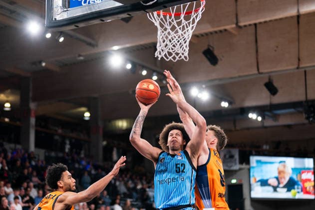 Zacharie Perrin (Veolia Towers Hamburg, 52) beim Korbleger, Andy van Vliet (Rostock Seawolves, 81), GER, Veolia Towers Hamburg vs Rostock Seawolves, Basketball, Bundesliga, Spieltag 13, Saison 2025 2026, 22.04.2026 GER, Veolia Towers Hamburg vs Rostock Seawolves, Basketball, Bundesliga, Spieltag 13, Saison 2025 2026, 22.04.2026 Hamburg Copyright: xEibner-Pressefoto MaxxVincenx EP_MVN