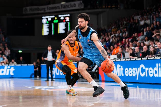 Devon Daniels (Veolia Towers Hamburg, 21) im Dribbling gegen D Shawn Schwartz (Rostock Seawolves, 5), GER, Veolia Towers Hamburg vs Rostock Seawolves, Basketball, Bundesliga, Spieltag 13, Saison 2025 2026, 22.04.2026 GER, Veolia Towers Hamburg vs Rostock Seawolves, Basketball, Bundesliga, Spieltag 13, Saison 2025 2026, 22.04.2026 Hamburg Copyright: xEibner-Pressefoto MaxxVincenx EP_MVN