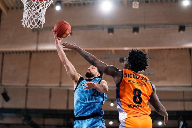 Devon Daniels (Veolia Towers Hamburg, 21) beim Korbleger, Kassim Nicholson (Rostock Seawolves, 8), GER, Veolia Towers Hamburg vs Rostock Seawolves, Basketball, Bundesliga, Spieltag 13, Saison 2025 2026, 22.04.2026 GER, Veolia Towers Hamburg vs Rostock Seawolves, Basketball, Bundesliga, Spieltag 13, Saison 2025 2026, 22.04.2026 Hamburg Copyright: xEibner-Pressefoto MaxxVincenx EP_MVN