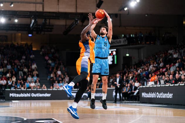 Devon Daniels (Veolia Towers Hamburg, 21) beim Wurf, TJ Crockett Jr (Rostock Seawolves, 0), GER, Veolia Towers Hamburg vs Rostock Seawolves, Basketball, Bundesliga, Spieltag 13, Saison 2025 2026, 22.04.2026 GER, Veolia Towers Hamburg vs Rostock Seawolves, Basketball, Bundesliga, Spieltag 13, Saison 2025 2026, 22.04.2026 Hamburg Copyright: xEibner-Pressefoto MaxxVincenx EP_MVN