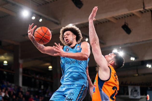 Zacharie Perrin (Veolia Towers Hamburg, 52) beim Korbleger, Owen Klassen (Rostock Seawolves, 29), GER, Veolia Towers Hamburg vs Rostock Seawolves, Basketball, Bundesliga, Spieltag 13, Saison 2025 2026, 22.04.2026 GER, Veolia Towers Hamburg vs Rostock Seawolves, Basketball, Bundesliga, Spieltag 13, Saison 2025 2026, 22.04.2026 Hamburg Copyright: xEibner-Pressefoto MaxxVincenx EP_MVN