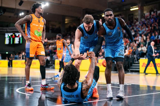 Niklas Wimberg (Veolia Towers Hamburg, 17) und Osaro Rich (Veolia Towers Hamburg, 03) helfen Leonard Thorpe Jr. (Veolia Towers Hamburg, 02) hoch, GER, Veolia Towers Hamburg vs Rostock Seawolves, Basketball, Bundesliga, Spieltag 13, Saison 2025 2026, 22.04.2026 GER, Veolia Towers Hamburg vs Rostock Seawolves, Basketball, Bundesliga, Spieltag 13, Saison 2025 2026, 22.04.2026 Hamburg Copyright: xEibner-Pressefoto MaxxVincenx EP_MVN