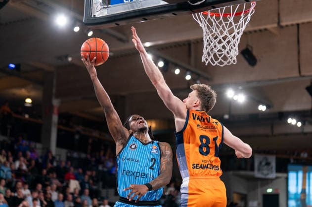 Leonard Thorpe Jr. (Veolia Towers Hamburg, 02) beim Korbleger, Andy van Vliet (Rostock Seawolves, 81), GER, Veolia Towers Hamburg vs Rostock Seawolves, Basketball, Bundesliga, Spieltag 13, Saison 2025 2026, 22.04.2026 GER, Veolia Towers Hamburg vs Rostock Seawolves, Basketball, Bundesliga, Spieltag 13, Saison 2025 2026, 22.04.2026 Hamburg Copyright: xEibner-Pressefoto MaxxVincenx EP_MVN