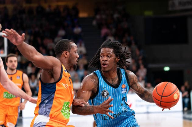 Leonard Thorpe Jr. (Veolia Towers Hamburg, 02) im Dribbling gegen Phillip Greene IV (Rostock Seawolves, 16), GER, Veolia Towers Hamburg vs Rostock Seawolves, Basketball, Bundesliga, Spieltag 13, Saison 2025 2026, 22.04.2026 GER, Veolia Towers Hamburg vs Rostock Seawolves, Basketball, Bundesliga, Spieltag 13, Saison 2025 2026, 22.04.2026 Hamburg Copyright: xEibner-Pressefoto MaxxVincenx EP_MVN