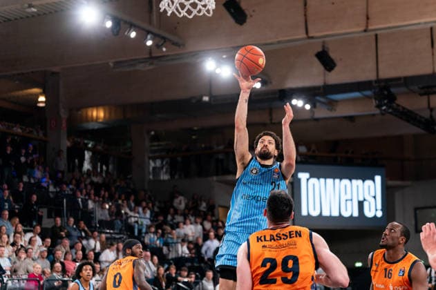 Devon Daniels (Veolia Towers Hamburg, 21) beim Wurf, GER, Veolia Towers Hamburg vs Rostock Seawolves, Basketball, Bundesliga, Spieltag 13, Saison 2025 2026, 22.04.2026 GER, Veolia Towers Hamburg vs Rostock Seawolves, Basketball, Bundesliga, Spieltag 13, Saison 2025 2026, 22.04.2026 Hamburg Copyright: xEibner-Pressefoto MaxxVincenx EP_MVN