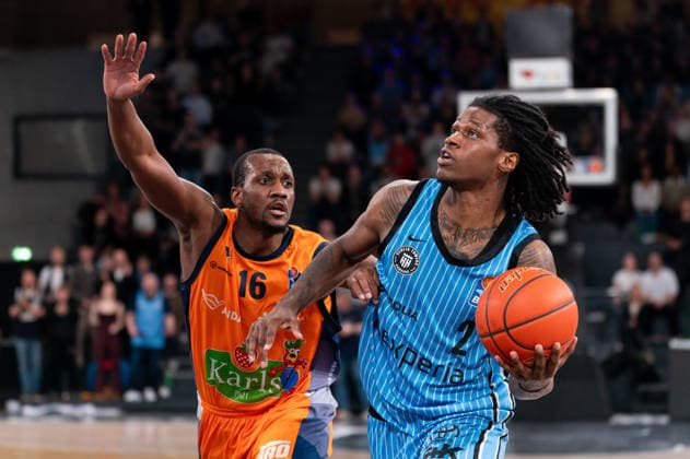 Leonard Thorpe Jr. (Veolia Towers Hamburg, 02) im Dribbling gegen Phillip Greene IV (Rostock Seawolves, 16), GER, Veolia Towers Hamburg vs Rostock Seawolves, Basketball, Bundesliga, Spieltag 13, Saison 2025 2026, 22.04.2026 GER, Veolia Towers Hamburg vs Rostock Seawolves, Basketball, Bundesliga, Spieltag 13, Saison 2025 2026, 22.04.2026 Hamburg Copyright: xEibner-Pressefoto MaxxVincenx EP_MVN