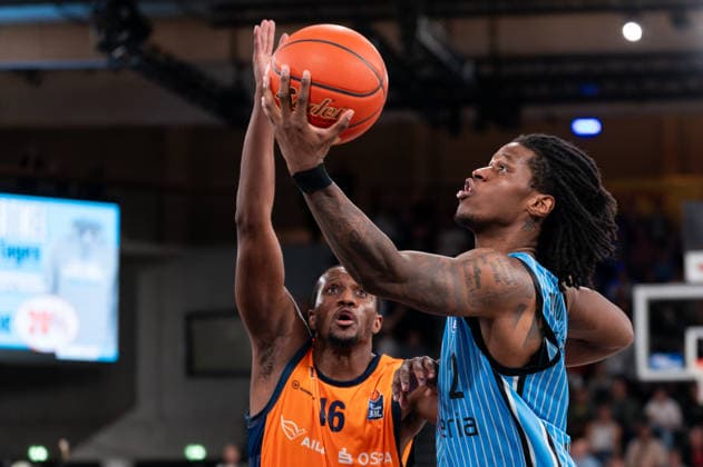 Leonard Thorpe Jr. (Veolia Towers Hamburg, 02) beim Korbleger, Phillip Greene IV (Rostock Seawolves, 16), GER, Veolia Towers Hamburg vs Rostock Seawolves, Basketball, Bundesliga, Spieltag 13, Saison 2025 2026, 22.04.2026 GER, Veolia Towers Hamburg vs Rostock Seawolves, Basketball, Bundesliga, Spieltag 13, Saison 2025 2026, 22.04.2026 Hamburg Copyright: xEibner-Pressefoto MaxxVincenx EP_MVN
