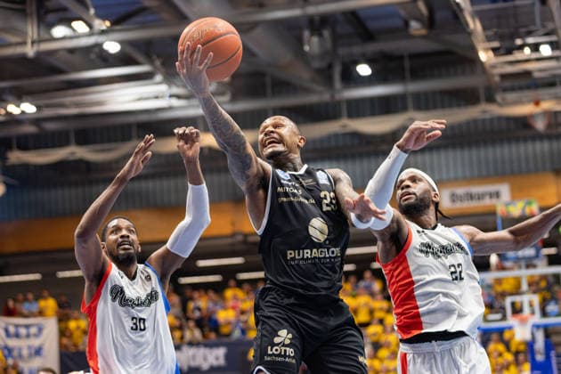 Duke Shelton (MCR, 30), Charles Callison (MBC, 23), Tim Adetukasi (MCR, 22), Syntainics MBC vs. Manchester Basketball, European North Basketball League, Final Four, Halbfinale 2025 26, Deutschland England, 22.04.2026. Weissenfels Stadthalle Sachsen-Anhalt Deutschland