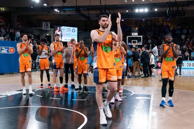 Rostocker Mannschaft enttaeuscht Enttaeuschung nach Niederlage, Owen Klassen (Rostock Seawolves, 29), TJ Crockett Jr (Rostock Seawolves, 0), GER, Veolia Towers Hamburg vs Rostock Seawolves, Basketball, Bundesliga, Spieltag 13, Saison 2025 2026, 22.04.2026 GER, Veolia Towers Hamburg vs Rostock Seawolves, Basketball, Bundesliga, Spieltag 13, Saison 2025 2026, 22.04.2026 Hamburg Copyright: xEibner-Pressefoto MaxxVincenx EP_MVN