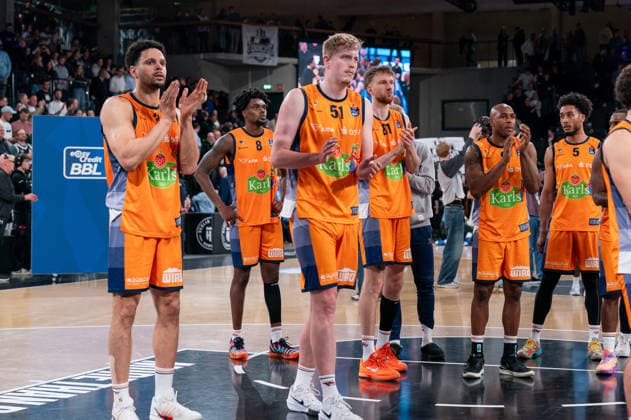 Rostocker Mannschaft enttaeuscht Enttaeuschung nach Niederlage, Dominic Lockhart (Rostock Seawolves, 3), Kassim Nicholson (Rostock Seawolves, 8), Bent Leuchten (Rostock Seawolves, 51), Andy van Vliet (Rostock Seawolves, 81), DeAndre Lansdowne (Rostock Seawolves, 9), D Shawn Schwartz (Rostock Seawolves, 5), GER, Veolia Towers Hamburg vs Rostock Seawolves, Basketball, Bundesliga, Spieltag 13, Saison 2025 2026, 22.04.2026 GER, Veolia Towers Hamburg vs Rostock Seawolves, Basketball, Bundesliga, Spieltag 13, Saison 2025 2026, 22.04.2026 Hamburg Copyright: xEibner-Pressefoto MaxxVincenx EP_MVN