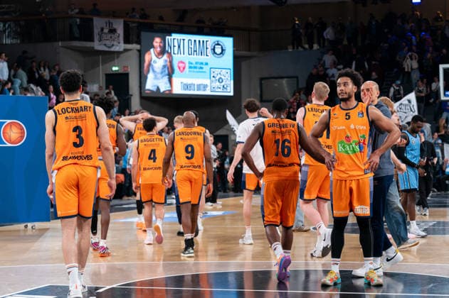 Rostocker Mannschaft enttaeuscht Enttaeuschung nach Niederlage, D Shawn Schwartz (Rostock Seawolves, 5), GER, Veolia Towers Hamburg vs Rostock Seawolves, Basketball, Bundesliga, Spieltag 13, Saison 2025 2026, 22.04.2026 GER, Veolia Towers Hamburg vs Rostock Seawolves, Basketball, Bundesliga, Spieltag 13, Saison 2025 2026, 22.04.2026 Hamburg Copyright: xEibner-Pressefoto MaxxVincenx EP_MVN