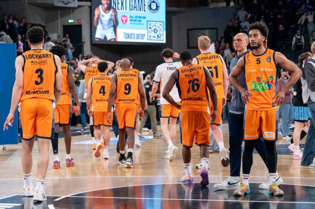 Rostocker Mannschaft enttaeuscht Enttaeuschung nach Niederlage, D Shawn Schwartz (Rostock Seawolves, 5), GER, Veolia Towers Hamburg vs Rostock Seawolves, Basketball, Bundesliga, Spieltag 13, Saison 2025 2026, 22.04.2026 GER, Veolia Towers Hamburg vs Rostock Seawolves, Basketball, Bundesliga, Spieltag 13, Saison 2025 2026, 22.04.2026 Hamburg Copyright: xEibner-Pressefoto MaxxVincenx EP_MVN