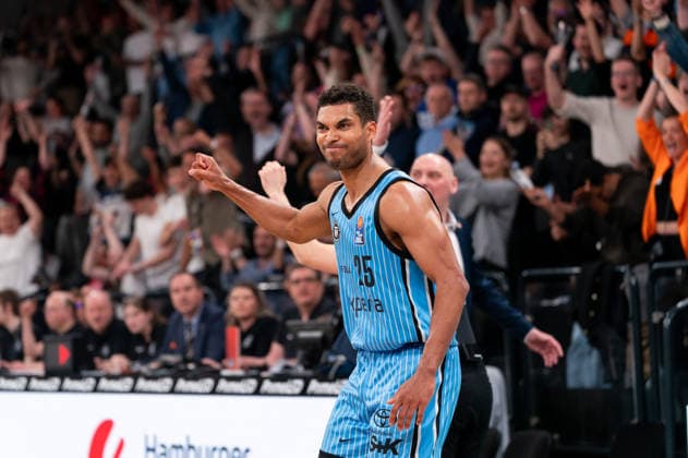 Kenneth Ogbe (Veolia Towers Hamburg, 25) jubelt Jubel nach Sieg Spielende, GER, Veolia Towers Hamburg vs Rostock Seawolves, Basketball, Bundesliga, Spieltag 13, Saison 2025 2026, 22.04.2026 GER, Veolia Towers Hamburg vs Rostock Seawolves, Basketball, Bundesliga, Spieltag 13, Saison 2025 2026, 22.04.2026 Hamburg Copyright: xEibner-Pressefoto MaxxVincenx EP_MVN