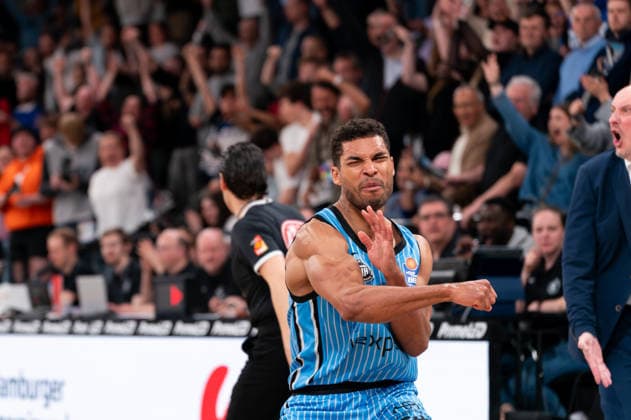 Kenneth Ogbe (Veolia Towers Hamburg, 25) jubelt Jubel nach Sieg Spielende, Przemyslaw Frasunkiewicz (Rostock Seawolves, Trainer) sauer, GER, Veolia Towers Hamburg vs Rostock Seawolves, Basketball, Bundesliga, Spieltag 13, Saison 2025 2026, 22.04.2026 GER, Veolia Towers Hamburg vs Rostock Seawolves, Basketball, Bundesliga, Spieltag 13, Saison 2025 2026, 22.04.2026 Hamburg Copyright: xEibner-Pressefoto MaxxVincenx EP_MVN
