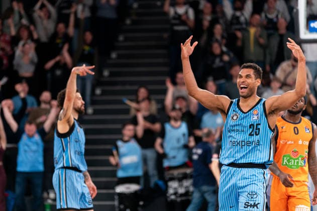 Kenneth Ogbe (Veolia Towers Hamburg, 25) und Devon Daniels (Veolia Towers Hamburg, 21) jubelt Jubel nach Sieg Spielende, GER, Veolia Towers Hamburg vs Rostock Seawolves, Basketball, Bundesliga, Spieltag 13, Saison 2025 2026, 22.04.2026 GER, Veolia Towers Hamburg vs Rostock Seawolves, Basketball, Bundesliga, Spieltag 13, Saison 2025 2026, 22.04.2026 Hamburg Copyright: xEibner-Pressefoto MaxxVincenx EP_MVN